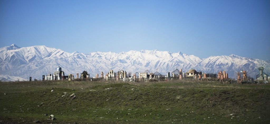 Gear4guides-begraafplaats-kyrgyzstan-1-1024x470